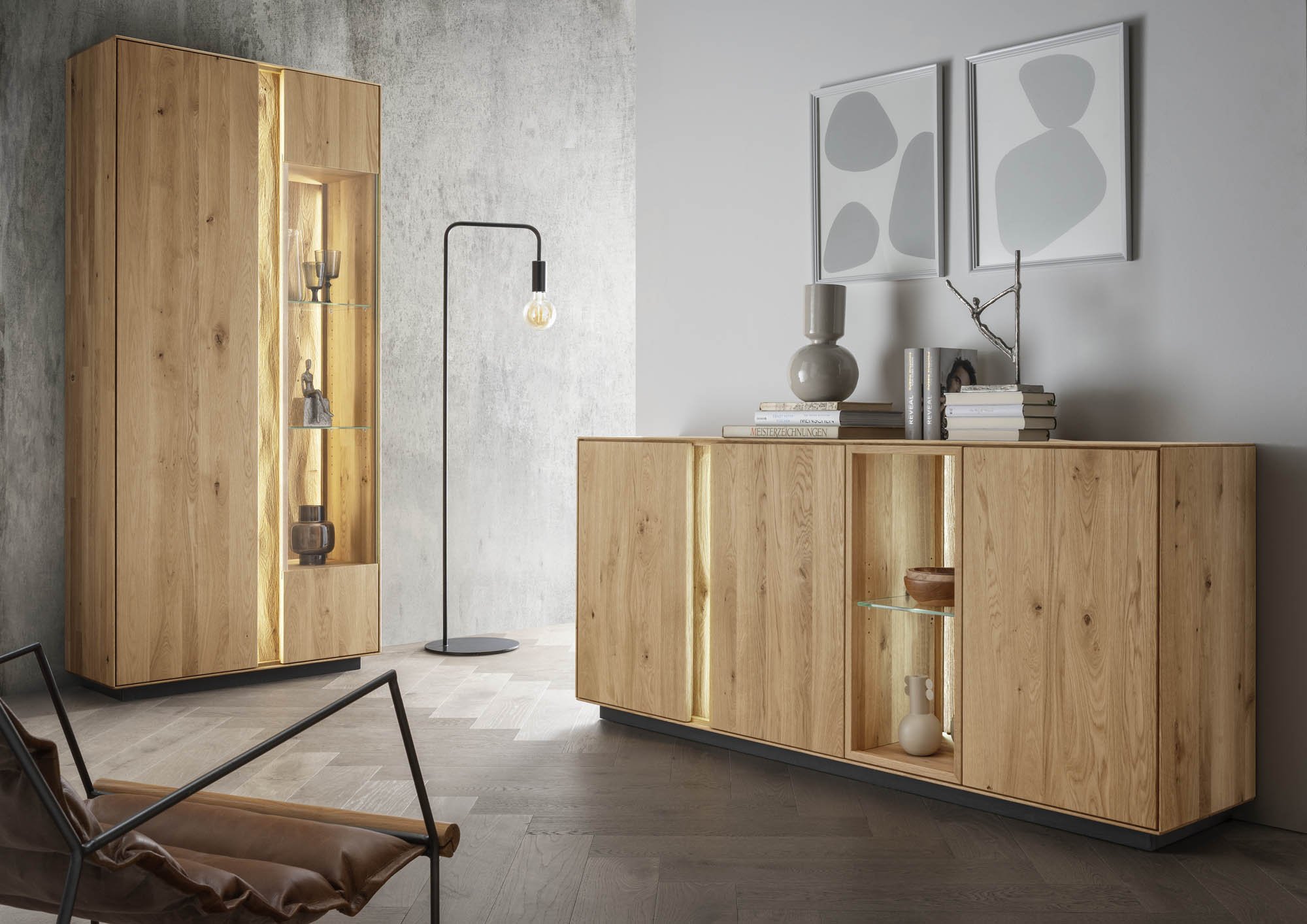Sideboard I Sola Wildeiche - inkl. LED Beleuchtung, Rückwand der Griffleiste und sichtbare Rückwände sandgestrahlt