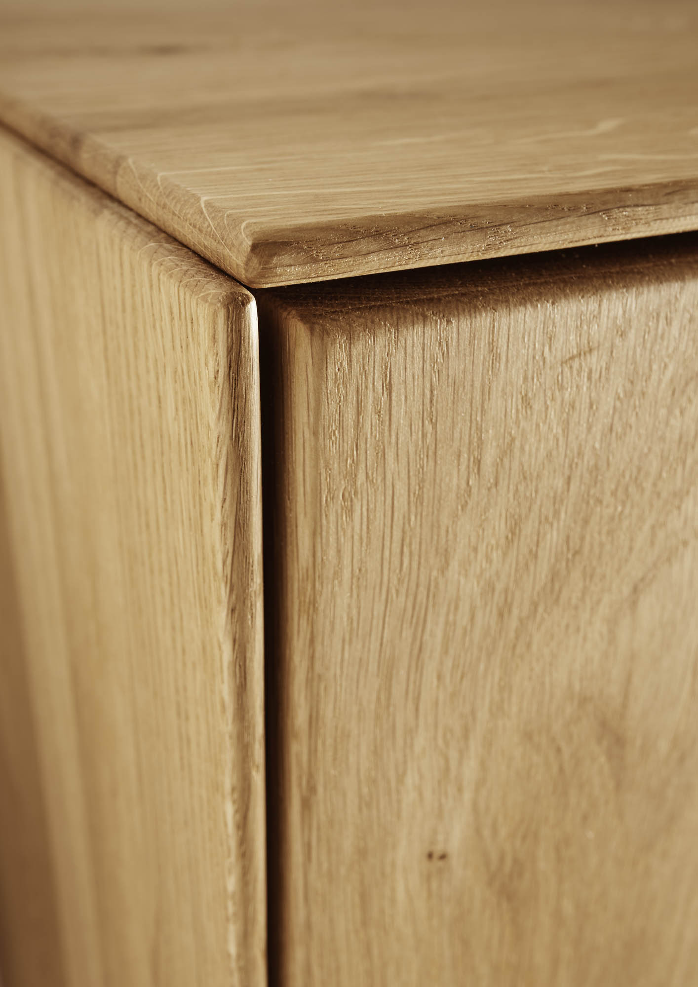 Sideboard I Sola Wildeiche - inkl. LED Beleuchtung, Rückwand der Griffleiste und sichtbare Rückwände sandgestrahlt
